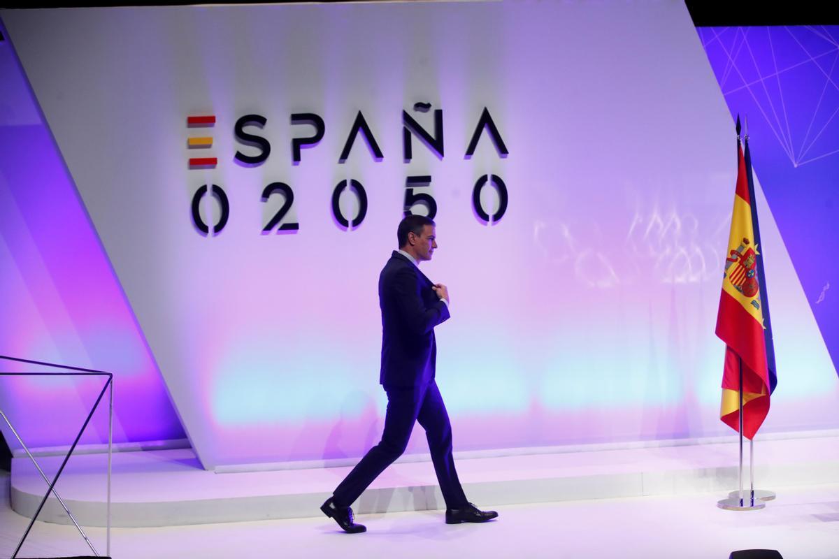 El presidente del Gobierno, Pedro Sánchez, se dirige a la presentación del documento 'España 2050', este 20 de mayo en el Museo Nacional Centro de Arte Reina Sofía de Madrid. 