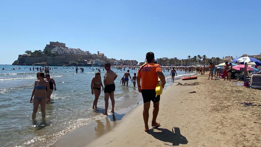 Un total de 18 socorristas vigilan las playas de Peñíscola.