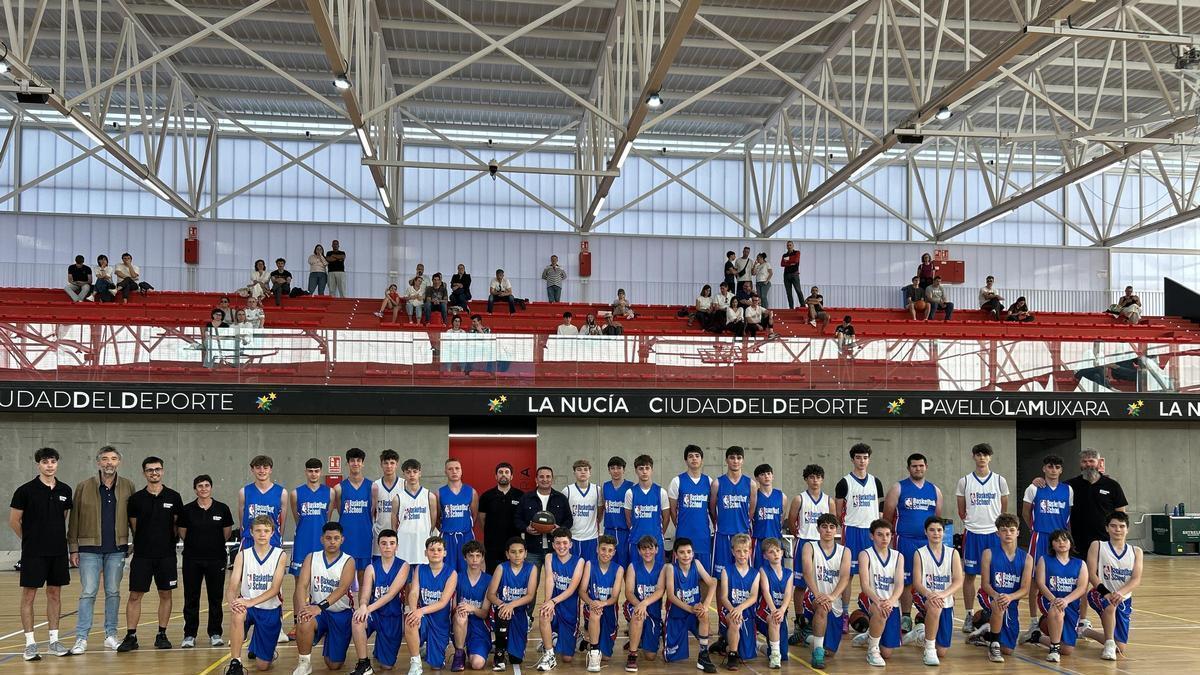 Los componentes de la primera jornada junto a Miguel Ángel Lago, project manager NBA Basketball School, José Antonio Sánchez, director de la academia de La Nucía y Bernabé Cano, alcalde de La Nucía.