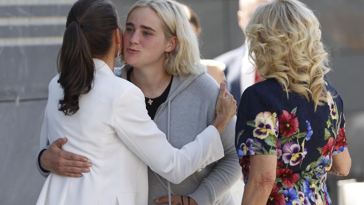 La reina Letizia y la primera dama de Estados Unidos, Jill Biden, visitan el centro de acogida de refugiados ucranianos