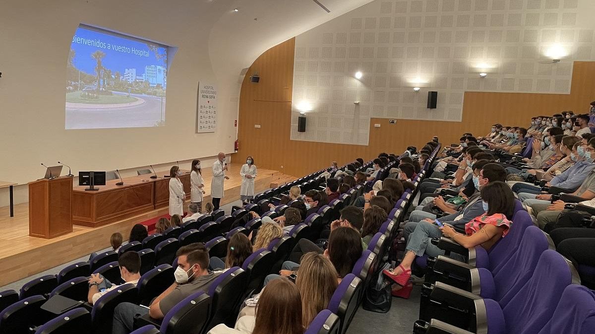 Acto de bienvenida en el Hospital Reina Sofía de Córdoba a los médicos y resto de especialistas internos residentes.