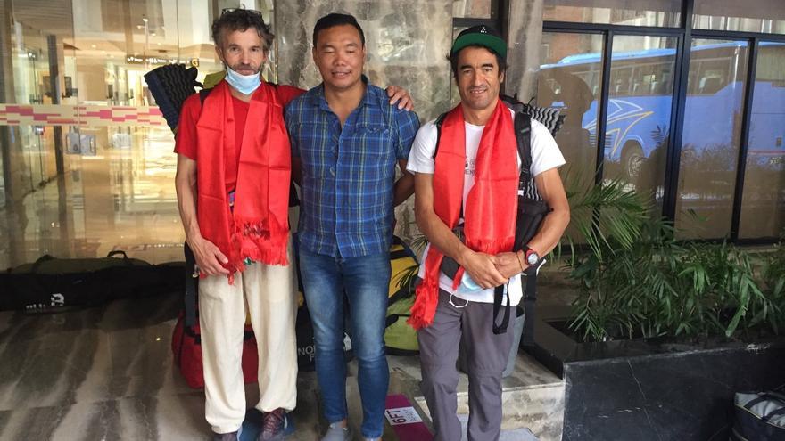 Jorge Egocheaga ayuda a cinco montañeros en el Manaslu