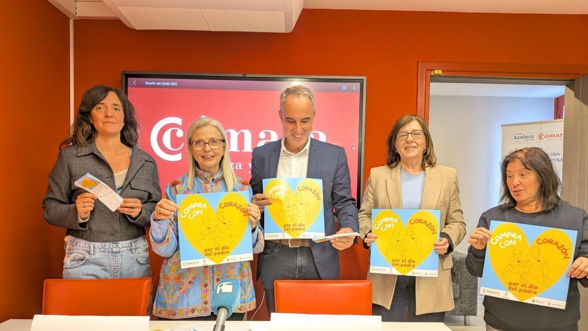 Foto de de la presentación de la campaña 'Compra con Corazón por el Día del Padre'.