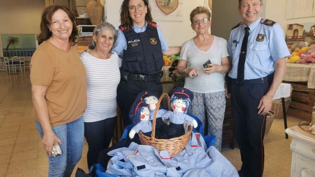 Entrega d’uniformes vells o en desús a un convent de Manresa