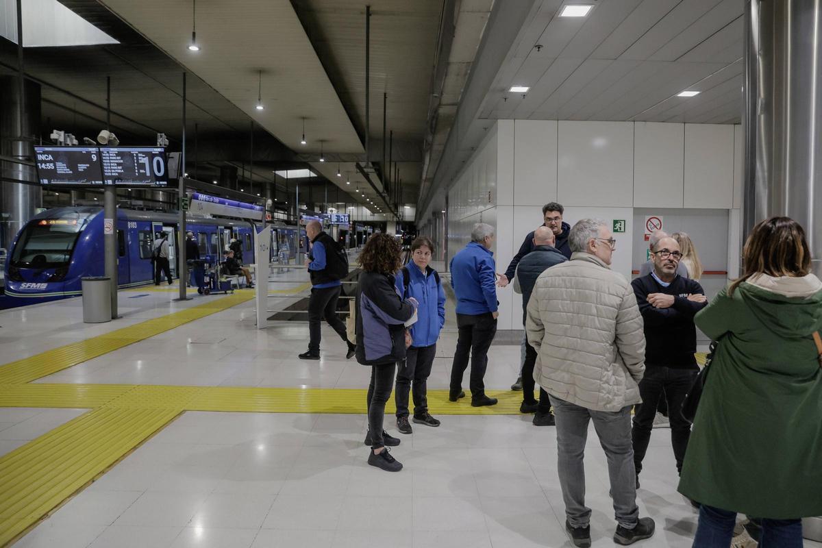 Trabajadores de SFM en la estación Intermodal el pasado lunes tras las asamblea en la que apoyaron paros parciales.