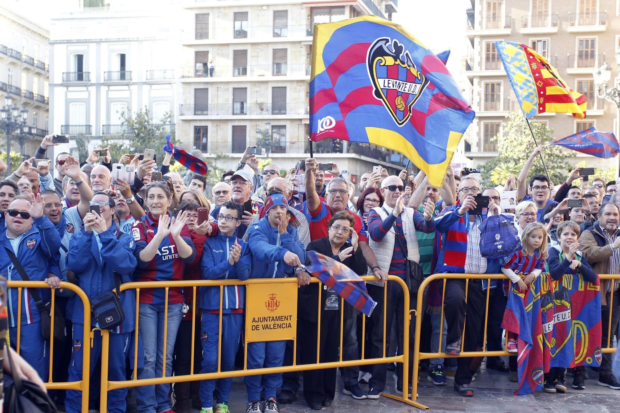 Rememora anteriores ascensos del Levante con imágenes ya históricas