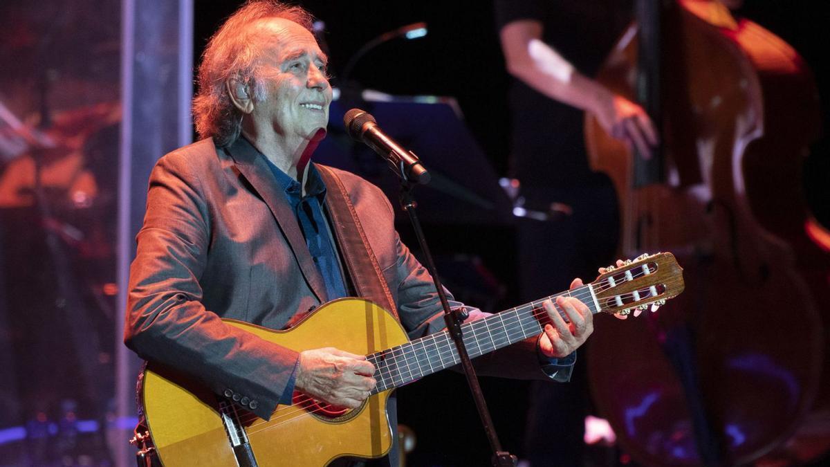 Joan Manuel Serrat, ayer, durante el concierto que dio en el Auditorio Alfredo Kraus dentro de su gira de despedida. | | NACHO GONZÁLEZ