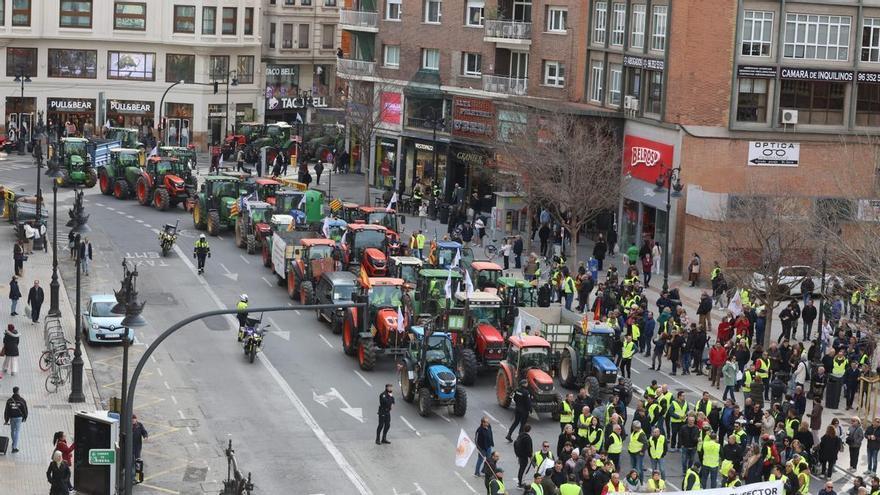 La gran tractorada que recorre el centro de València