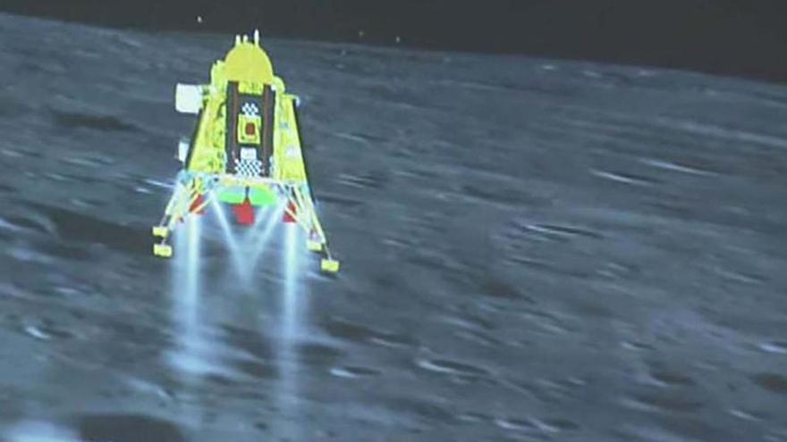 Aterrizaje lunar de la nave ‘Chandrayaan-3’ en la Luna. El alunizaje, desde el centro de control de India. Integrantes del programa espacial festejan el éxito de la misión. |  // EFE
