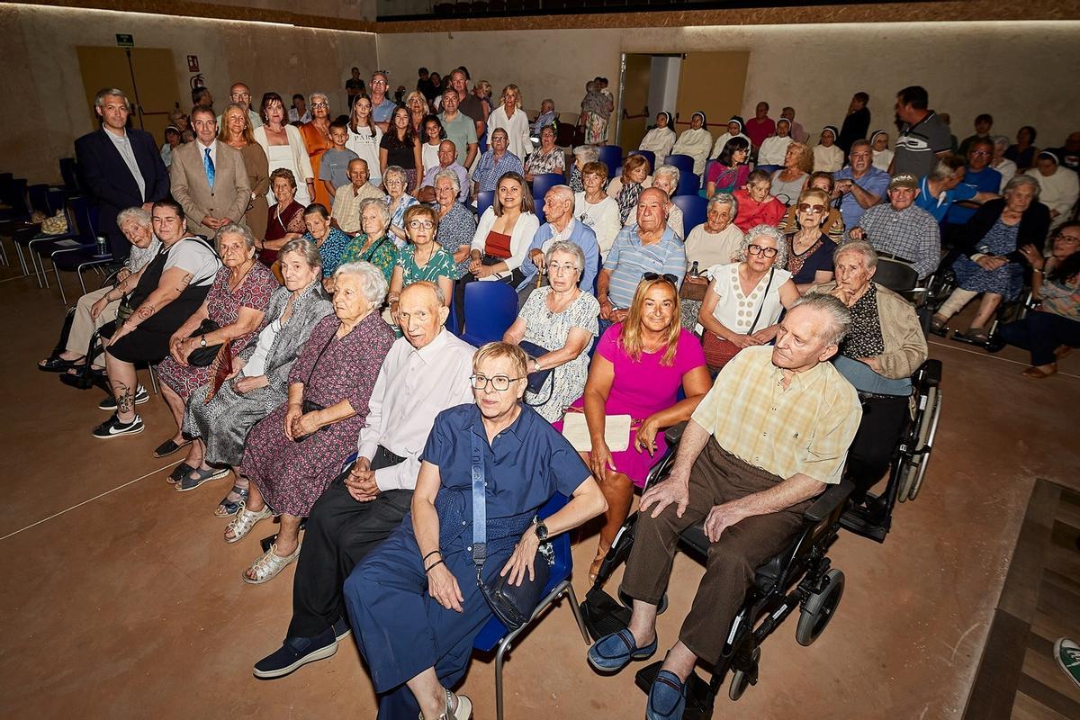 Foto de familia de los supervivientes acompañados por la corporación municipal y los representantes de Oradour-sur-Glane.