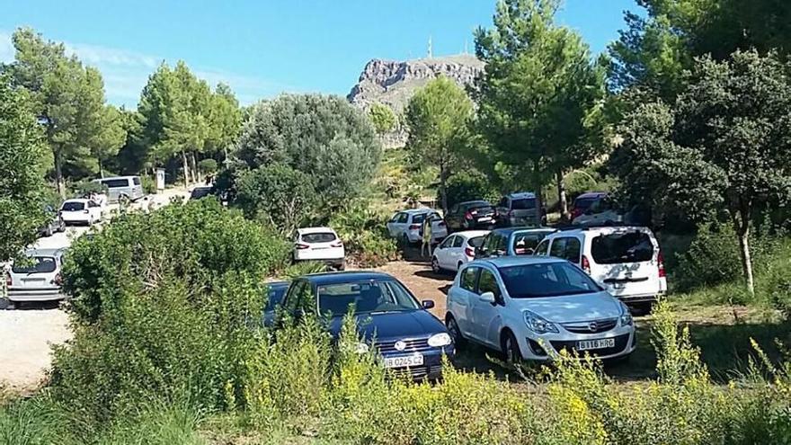 Coches aparcados irregularmente en la zona antiincendios que rodea la ermita de Betlem, para acceder a Na Clara.