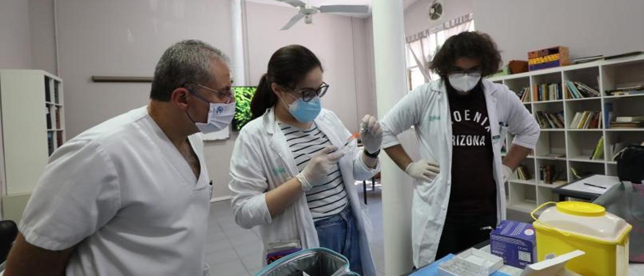 Personal de Enfermería del Salud, durante una jornada de vacunación contra el covid en La Caridad.