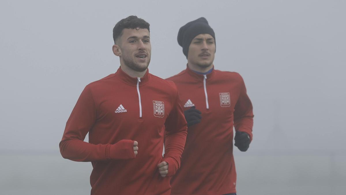 Dos futbolistas del Tarazona se ejercitan en un entrenamiento de esta semana.