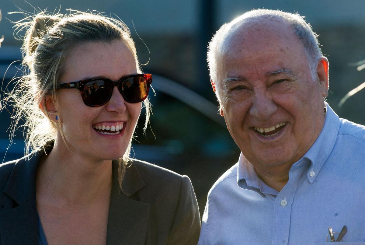 (FILES) In this file photo taken on July 31, 2016 the founder and chairman of the Inditex fashion group Amancio Ortega (R) laughs with his daughter Marta Ortega at the end of the 32nd edition of the A Coruna International Show Jumping competition at the Casas Novas Equestrian Centre in Arteixo. - The parent company of Zara said on November 30, 2021 that Marta Ortega, the daughter of the Spanish clothing giant's founder, will take over as chairwoman of the group. (Photo by MIGUEL RIOPA / AFP)