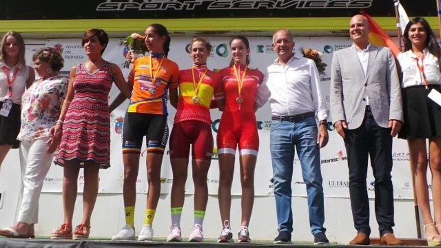 Sandra Alonso, en el podio, con la medalla de plata