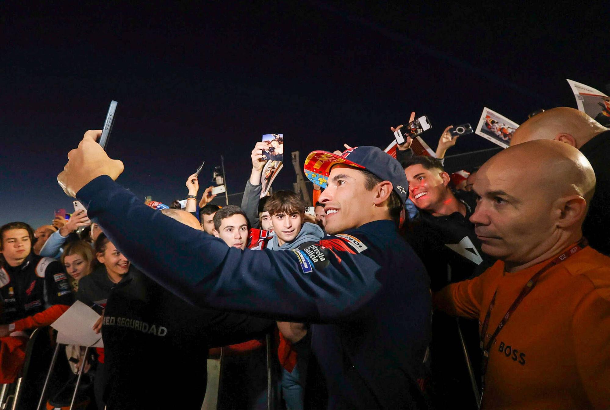 Más de 2.000 aficionados disfrutan del pitwalk con Marc Márquez y los pilotos de MotoGP