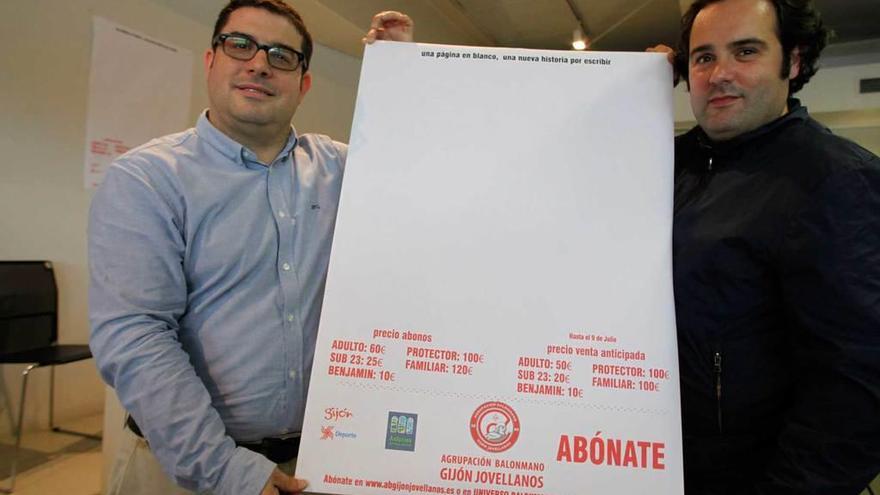 Juan de Álvaro y Alejandro González, con el cartel.