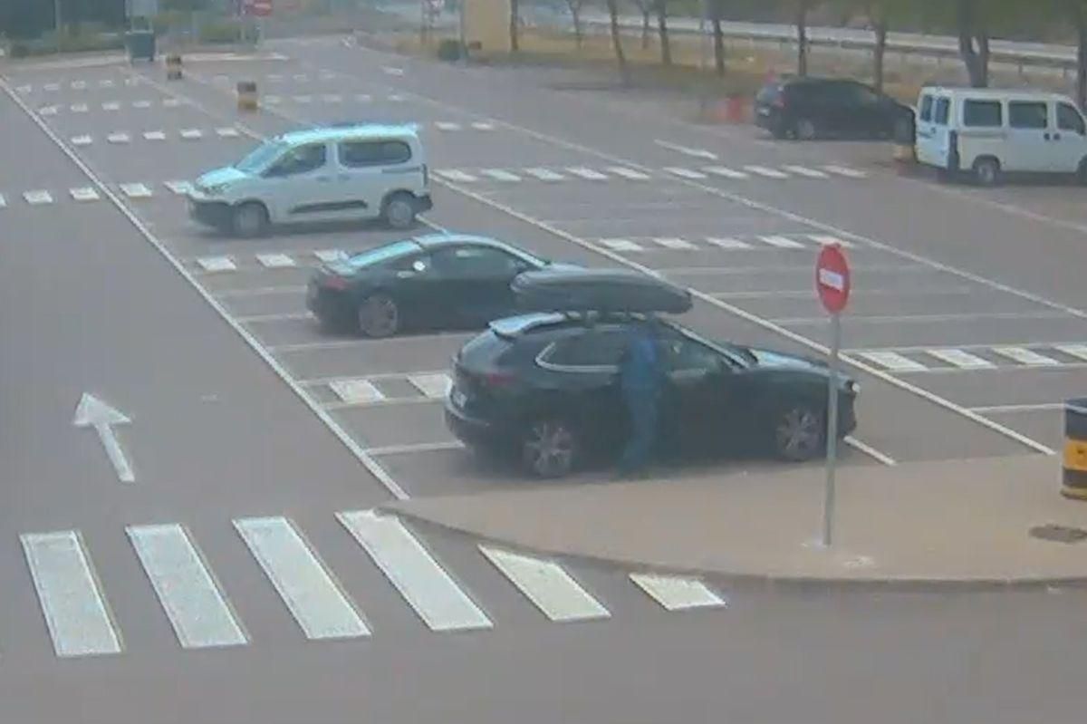 Es bastante habitual que cuando estamos en lugares que consideramos seguros como nuestra propia casa o dentro del coche, relajemos la vigilancia sobre nuestras pertenencias. Sin embargo, los expertos en seguridad siempre recuerdan que los despistes, por pequeños que sean, pueden suponer una oportunidad para los delincuentes. Por eso es importante estar al día de las recomendaciones que difunden los canales oficiales de las Fuerzas y Cuerpos de Seguridad, especialmente si vamos a viajar o a parar en zonas concurridas como las áreas de servicio. En este sentido, la Guardia Civil ha informado de la detención de un grupo criminal especializado en robos dentro de vehículos estacionados en gasolineras y áreas de servicio, principalmente en la zona de la Autopista AP-7, que recorre desde la provincia de Tarragona hasta Murcia. Los agentes han arrestado a seis personas que están acusadas de haber cometido al menos 54 robos con fuerza en el interior de vehículos. En total, se calcula que se hicieron con un botín que supera los 127.000 euros en objetos personales y cerca de 27.000 euros en dinero en efectivo. Según la investigación, sus víctimas eran, en su mayoría, turistas extranjeros que se encontraban de vacaciones en España. Robaban mientras las víctimas iban al baño o al restaurante El modus operandi de esta banda criminal estaba cuidadosamente organizado. Los ladrones utilizaban coches de alquiler, que cambiaban con frecuencia para dificultar su identificación. Una vez en las áreas de servicio, cada miembro del grupo asumía un papel específico. Mientras unos vigilaban los movimientos de los ocupantes de los vehículos —normalmente esperaban a que entraran al aseo o al restaurante—, otro de los delincuentes utilizaba un inhibidor de frecuencia que impedía que los coches se cerraran correctamente. De esta manera, podían abrir los vehículos y sustraer maletas, mochilas, ropa, dispositivos electrónicos o cualquier pertenencia de valor que encontraran en el interior. Además, anulaban la señal de dispositivos que pudieran ser rastreados, lo que complicaba aún más la localización de los objetos robados. Coordinados y conectados entre sí en todo momento Para no levantar sospechas y actuar de manera rápida, los ladrones se mantenían en contacto permanente mediante auriculares inalámbricos. En algunos casos, incluso distraían a los ocupantes de los vehículos, aprovechando cualquier descuido para cometer el robo sin ser detectados. Una vez conseguían hacerse con las pertenencias de las víctimas, no perdían el tiempo utilizaban las tarjetas bancarias robadas en comercios de Valencia antes de que los titulares pudieran anularlas. Los efectos sustraídos los almacenaban tanto en sus domicilios como en habitaciones alquiladas que usaban como almacenes temporales. Allí guardaban desde joyas, ropa de marca, perfumes o zapatos de lujo, hasta ordenadores, tablets, teléfonos móviles y otros dispositivos electrónicos. Posteriormente, vendían los productos en el mercado de segunda mano a través de receptadores. Operación en Valencia y Castellón La Guardia Civil ha realizado cuatro registros en localidades de Valencia y Castellón Quart de Poblet, Las Cuevas, Utiel y Vall de Uxò. Durante los registros se recuperaron multitud de objetos, entre ellos maletas, mochilas, ropa y complementos de lujo, que están siendo identificados para devolverlos a sus legítimos propietarios. A los seis detenidos se les atribuyen delitos de robo con fuerza en las cosas, estafa y pertenencia a grupo criminal. El caso está ahora en manos del Juzgado de Primera Instancia e Instrucción número 7 de Sagunto. Para cualquier persona que necesite más información o haya sido víctima de un robo similar, la Guardia Civil recomienda contactar con su Oficina de Comunicación en Valencia a través del teléfono 96-317.23.85.