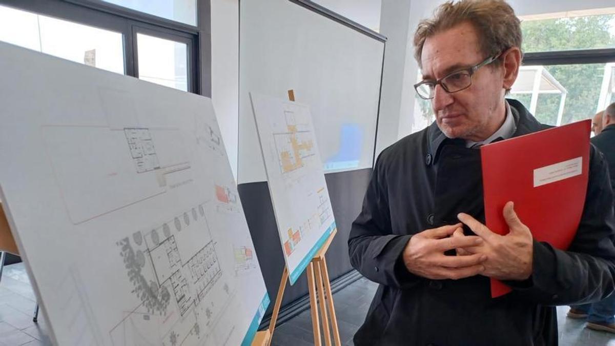El exconseller oberva el proyecto de ampliación del consultorio de Almàssera.