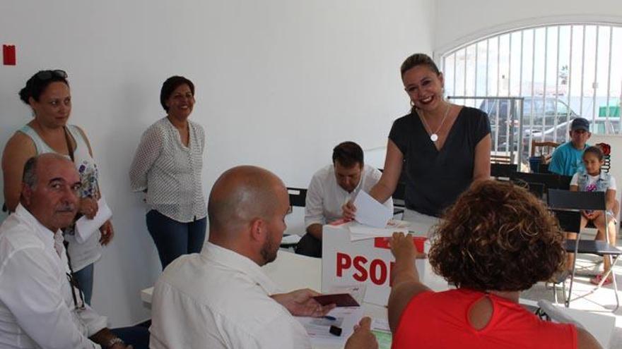 Loly Corujo, votando este domingo en la Casa del Pueblo del PSOE ubicada en Playa Honda (San Bartolomé).