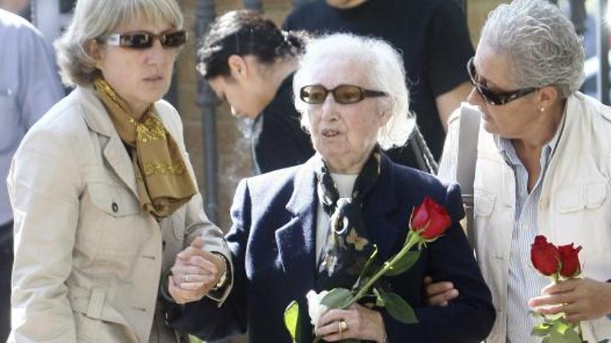 Angelita Cuesta, en el centro, en el entierro de su hermana el pasado mes de octubre en Valencia