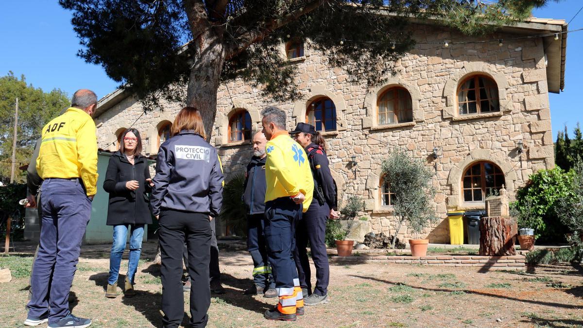 Representants dels cossos d'emergències de la Catalunya Central en una casa de turisme rural de Fonollosa, al Bages