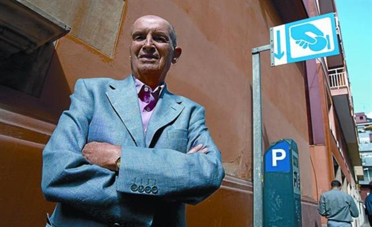 Jacint Humet, davant un indicatiu de la zona blava, el maig del 2005. Jacint Humet, davant un indicatiu de la zona blava, el maig del 2005.