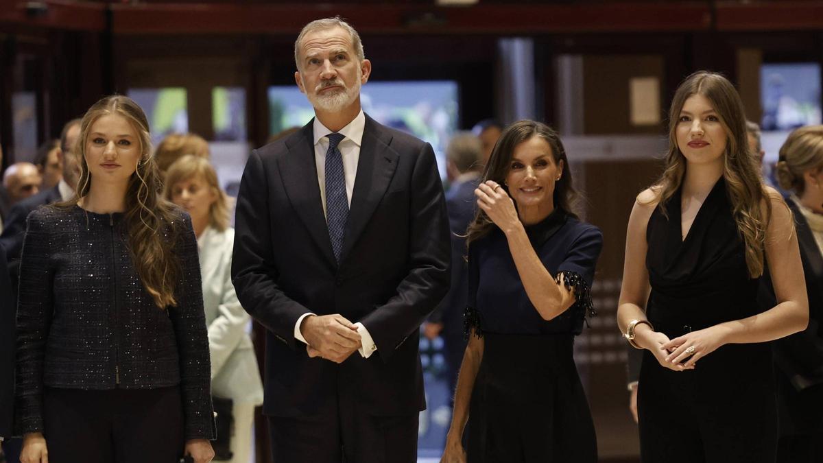 Elegancia en azul y negro y homenaje a un famoso diseñador: los estilismos de la Reina Letizia y sus hijas Leonor y Sofía en el concierto de los Premios