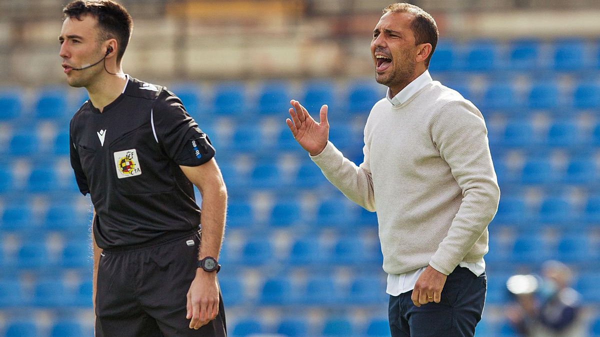 Alejandro Esteve, coach of Hercules, during his debut on Sunday at Rico Pérez. Alejandro Esteve, coach of Hercules, during his debut on Sunday at Rico Pérez.
