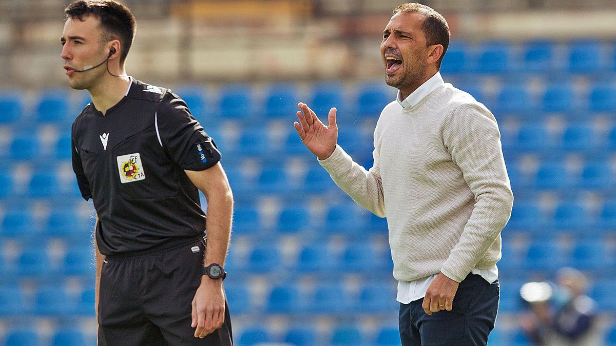 Alejandro Esteve, técnico del Hércules, durante su debut el domingo en el Rico Pérez.