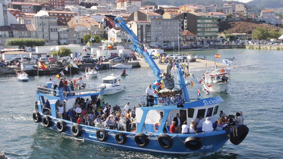 A Virxe do Carme a bordo dun bateeiro nunha pasada edición da festividad en Bueu. | | FDV