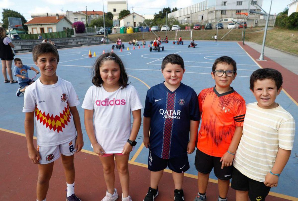 Javier Menéndez, María Iglesias, Sergio Rubio, Rafael Iglesias, Miguel Ángel Iglesias preparados para participar en los juegos infantiles.