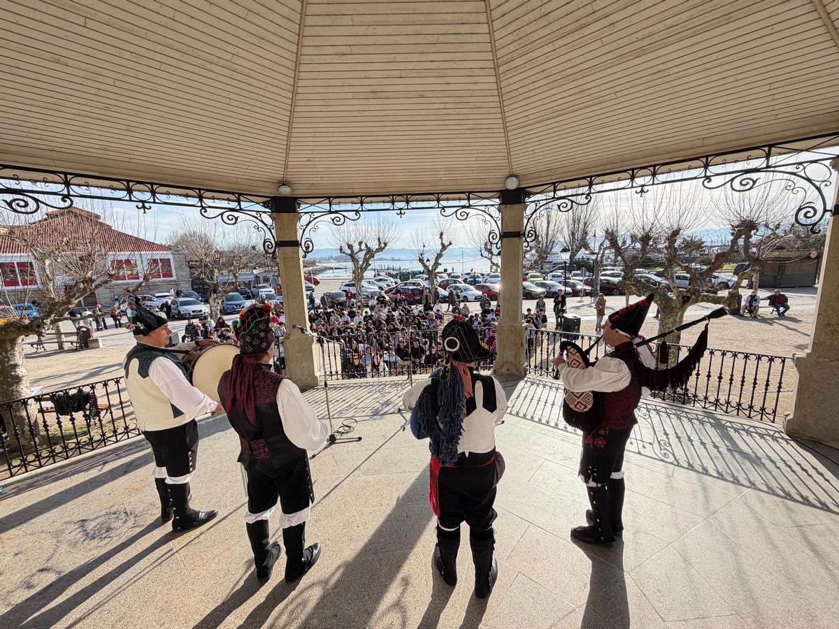 O grupo de música tradicional Son de Nós, onte no palco da música dos Xardíns de Félix Soage, durante os actos do Día de Rosalía en Cangas.