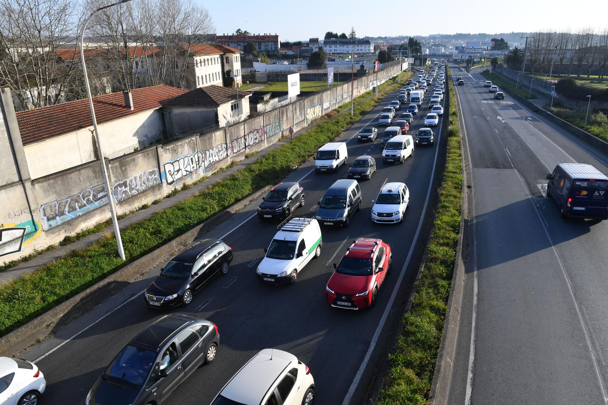 Atasco en A Pasaxe por un accidente en Palavea