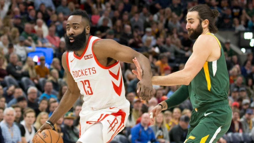 Ricky Rubio contra James Harden en un partido de los Jazz.