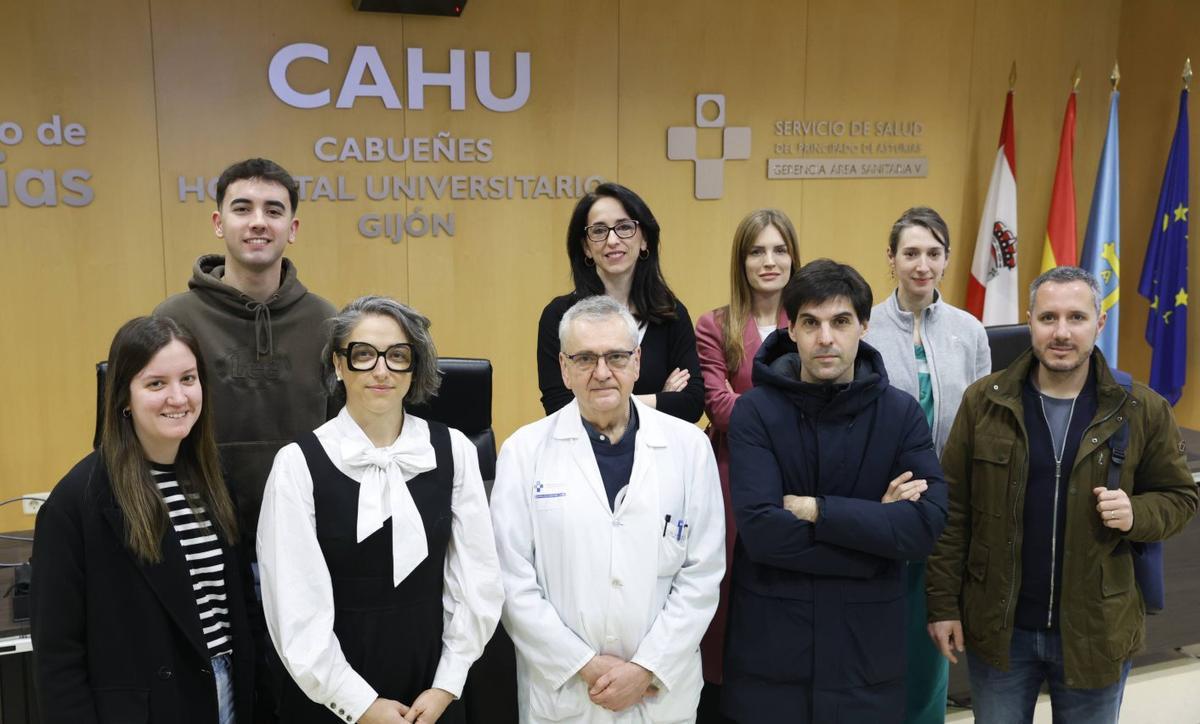 Alicia Fernández, Félix Dosal, Rocío Vázquez, Manuel Vallina, Marta Botas, Silvia Maqueda, Pablo del Canto, Estefanía San Ginés y Marcos del Barrio, en el Hospital de Cabueñes.