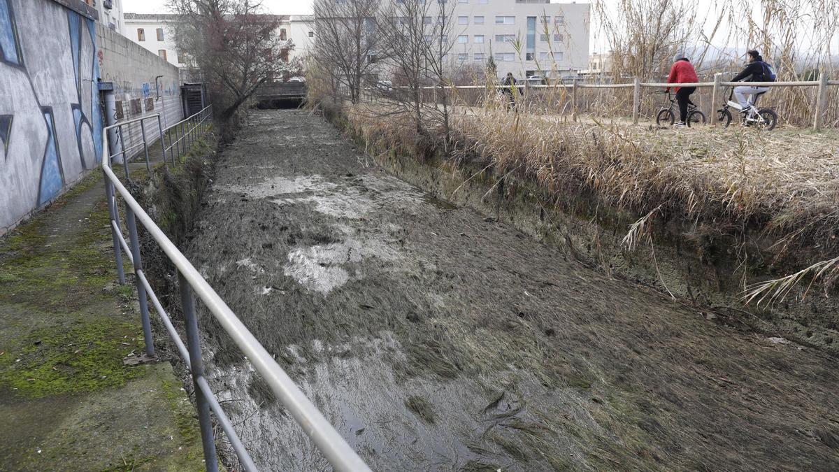 La séquia Monar buida a causa d&#039;unes obres.