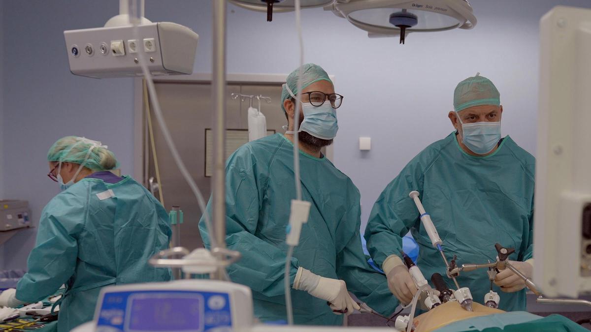 El doctor Jorge Solano, a la derecha, durante una intervención quirúrgica.
