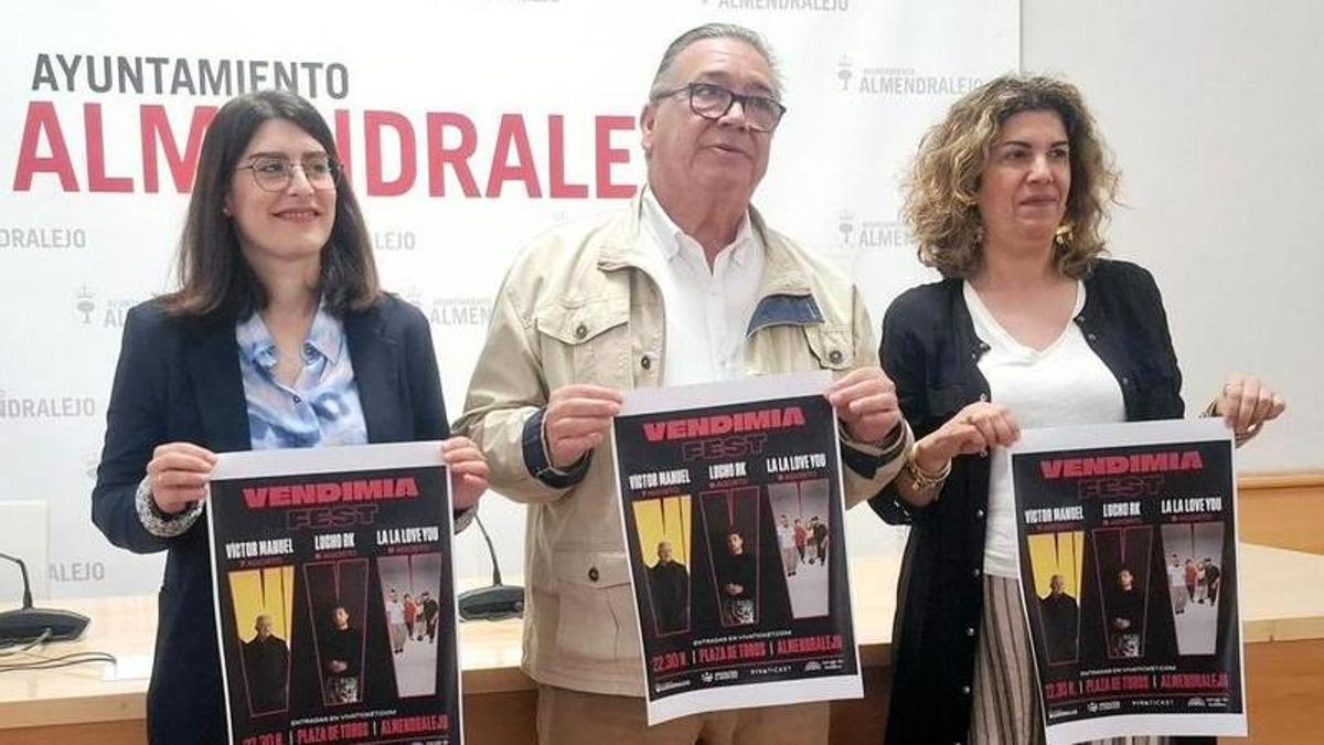El alcalde de Almendralejo, en el centro, estuvo presente en la presentación del Vendimia Fest.