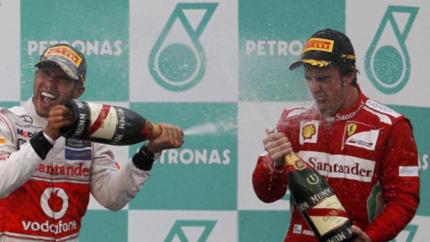 Alonso junto a Hamilton en el podium de Sepang.