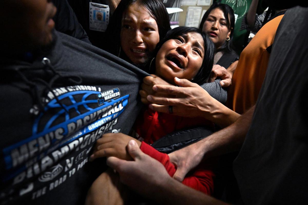 Una familia llora después de que su ser querido, un migrante de Ecuador, fuera detenido por el ICE