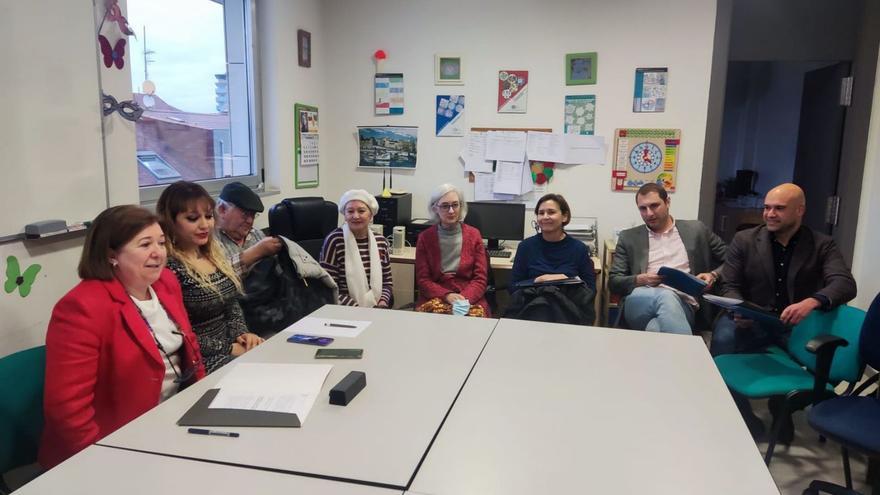 Concha Mena, a la izquierda, con Carmen Moriyón, Adrián Pumares y Jesús Martínez Salvador, ayer, en la sede de Adafa en El Natahoyo.