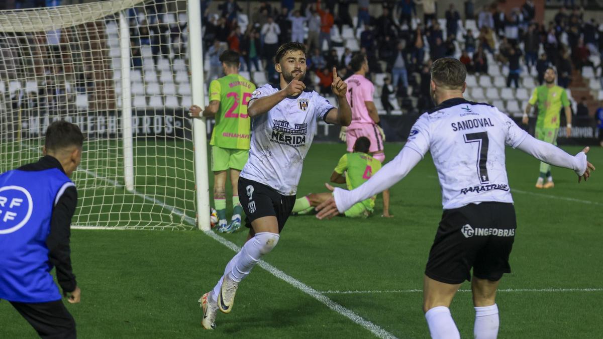 Celebración del gol del Mérida, que no sirvió en realidad para puntuar.