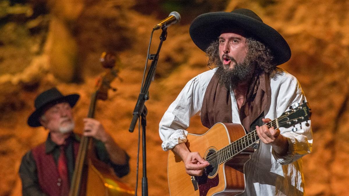 Vinicio Capossela, durante una actuación en el Festival Grec, en 2017