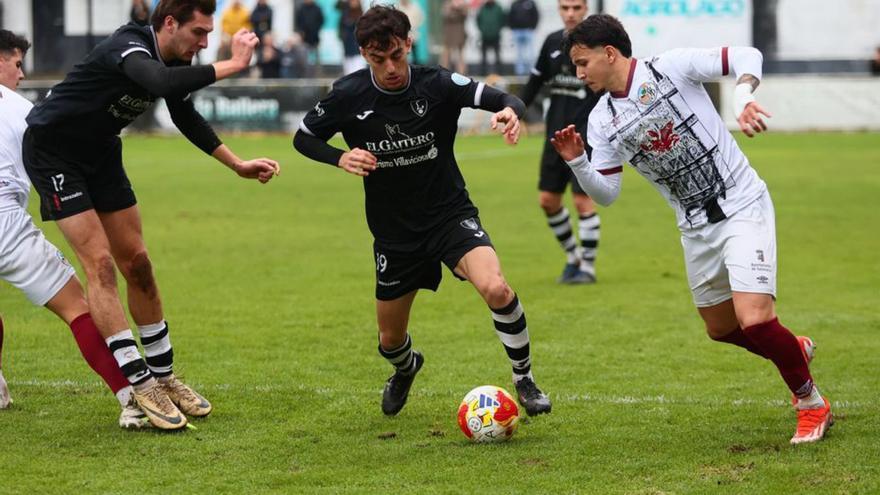 Yerpes conduce el balón, ayer, en Le s Caleyes.  | MARIO CANTELI