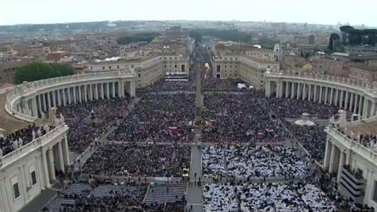 El papa Francisco ha canonizado a Juan XXIII y a Juan Pablo II en una ceremonia que se ha celebrado en la Plaza de San Pedro del Vaticano.