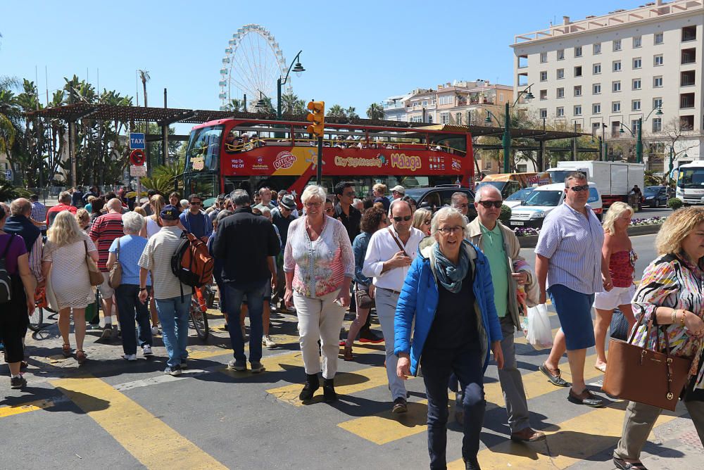 Los turistas, llegados en tres cruceros, visitan la ciudad en plena Semana Santa