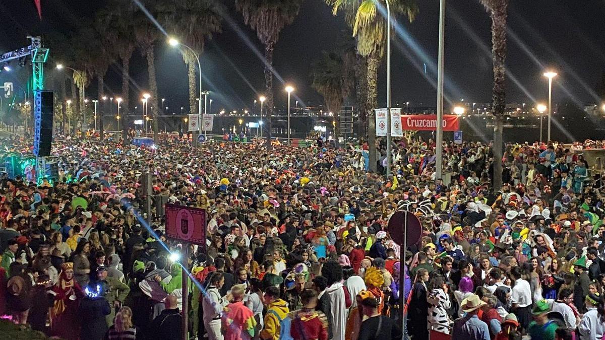 Afluencia en el entorno de Puerta Palmas la noche del sábado de Carnaval de Badajoz.