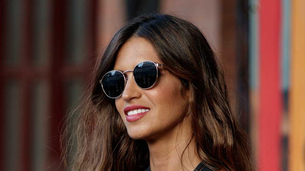 Sara Carbonero, con gafas de sol y vestido negro en un acto de Polaroid en 2019