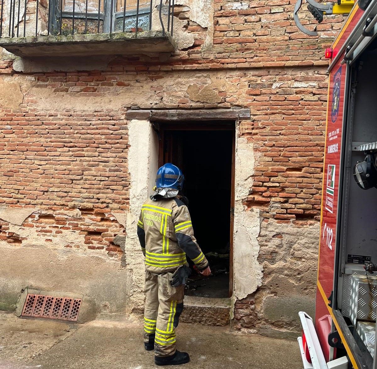 Los bomberos sofocan un incendio en una vivienda deshabitada de la ...
